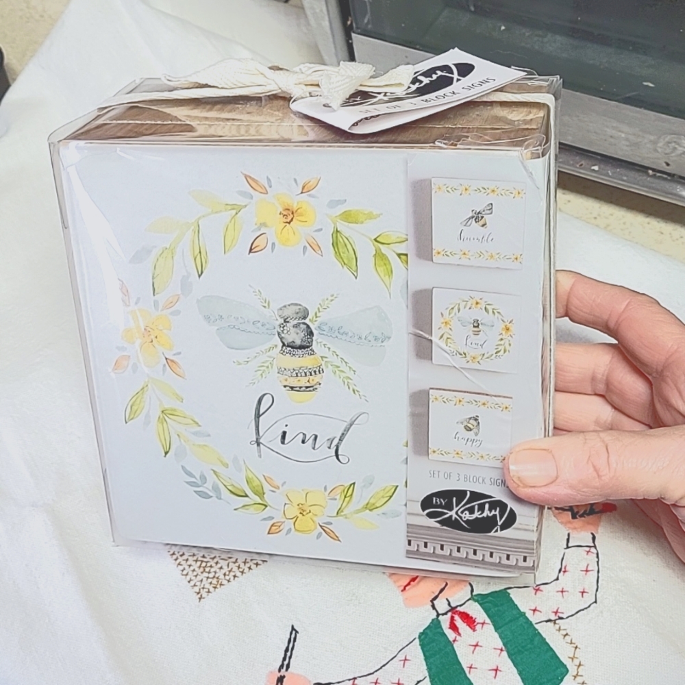 Block signs NWT set/3 🐝signs;Humble/Kind/ Happy